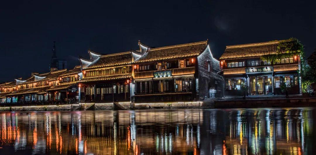 吴京外出工作，与小儿子依依不舍